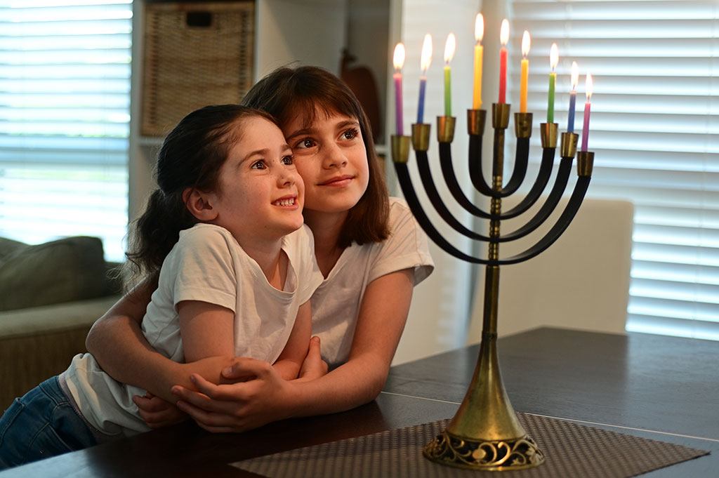 אמא והילדה בחג חנוכה